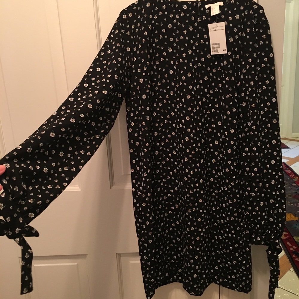 Floral NWT H&M tie sleeve dress